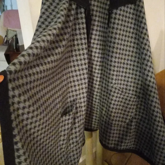 Winter Cape - Picture 2 of 2